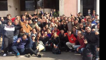 Zúccaro y los suyos, festejando en La Plata (foto Belén Brera)..
