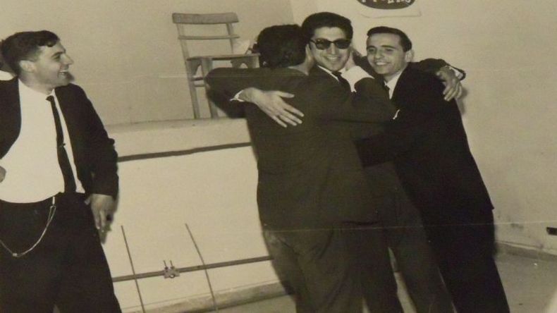 Un no identificado, Miguel Murad (con anteojos), Guillermo Dolera (derecha). Mira sonriente “Lucho” Gabriele..