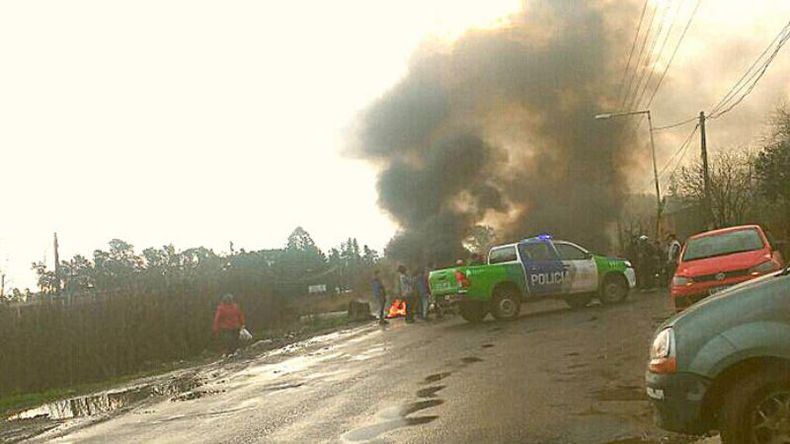 BARRIO A OSCURAS Y PIQUETE. Vecinos del barrio Pinazo llevaron a cabo ayer a la tarde un piquete con corte de ruta y vías en el kilómetro 42 de la Ruta 8, en reclamo por falta de luz. La protesta poco después de las 17 e interrumpieron la ruta en ambos sentidos. También avanzaron sobre las vías del ferrocarril Belgrano Norte..