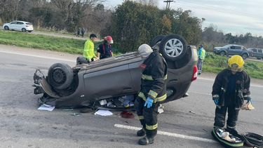 TOYOTA ETIOS VOLCADO. Los Bomberos de Pilar debieron rescatar a la mujer herida.&nbsp;