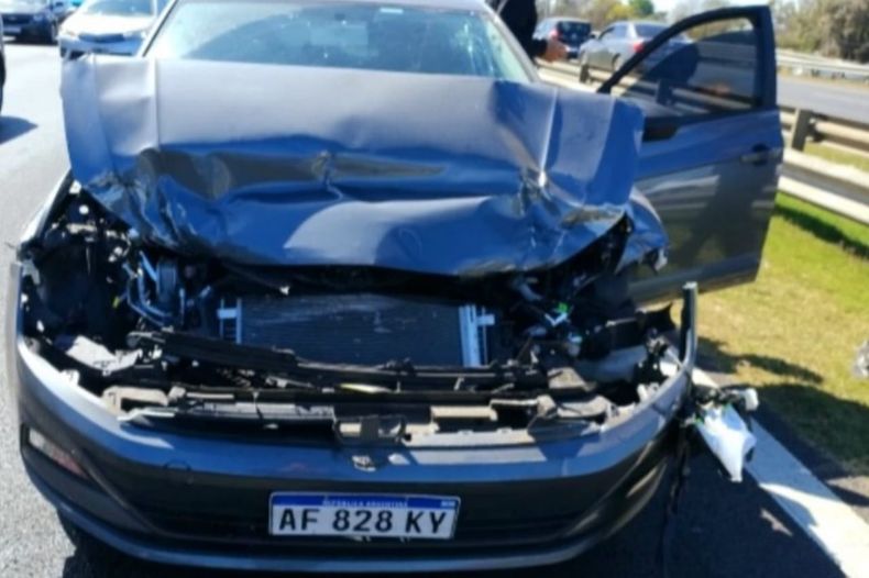 DAÑOS. Así quedó el VW Polo tras impactar contra la camioneta.