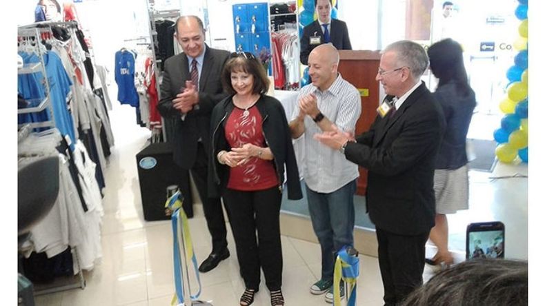 CORTE DE CINTAS. Estela Marconcini, ex propietaria del lugar, junto a autoridades. Fue nombrada madrina del nuevo local..