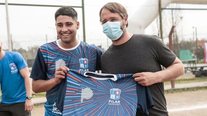 CAMISTEA. Laurent acompañó al equipo pilarense en su partido contra el combinado de Areco. .