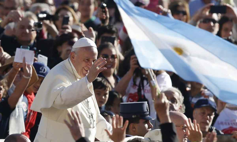 El Papa Francisco saludando el 12 de marzo de 2013. (vidanuevadigital.com)..png