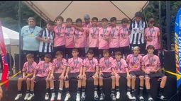 PLANTEL. Los jugadores y el técnico de Real Pilar posan con sus medallas.