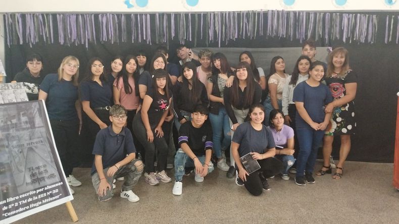 Los alumnos que participaron, junto a la profesora Telva Domínguez.