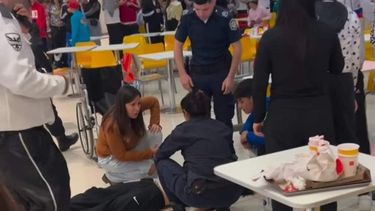 Uno de los heridos tendido en el piso es asistido por personal médico.&nbsp;