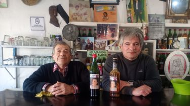 Tito y Cándido Lucas, padre e hijo que heredaron la tradición de la caña con ruda en el bar El Laucha.