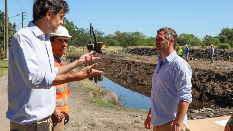 EN OBRA. Achával y Bonfante supervisaron los trabajos hídricos en Manuel Alberti..