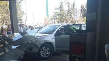 La camioneta se incrustó en el Burger King del shopping Paseo Champagnat este viernes.