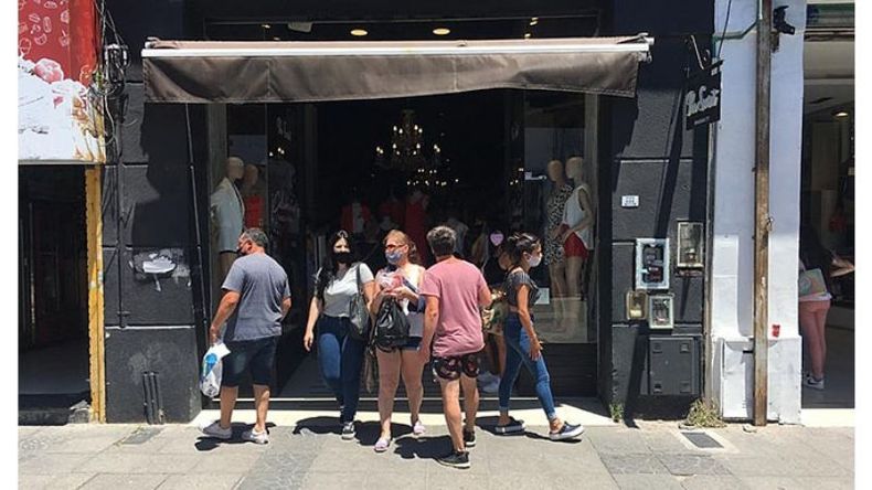 Se entiende la necesidad de trabajar después de un año tan duro para el comercio. Pero no es necesario romper todas las reglas de cuidados. Todos amontonados. No fue solo este local de la peatonal, sino en general se vieron escenas parecidas. Así, nos extinguimos. Carlos Cuevas. .