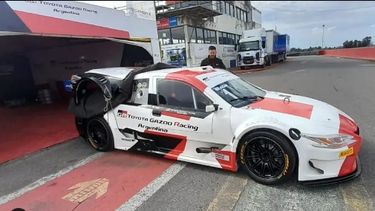 PREPARADO. El Toyota Lexus de Azar está en su box de Olavarría, esperando la acción del sábado.
