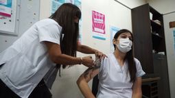 La vacuna fue probada en casi 20 mil voluntarios durante las fases de investigación..