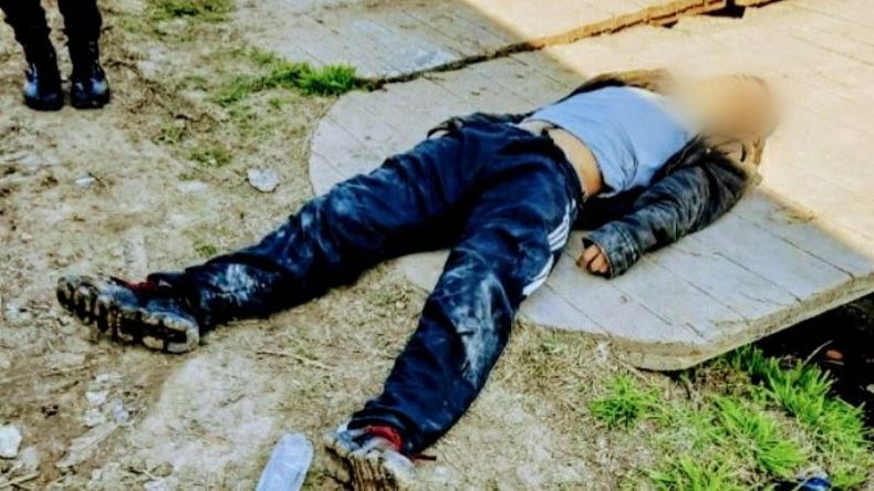 El joven fue hallado tendido en el piso en Santa Agueda y Colombia. Foto @juancaimpacto.