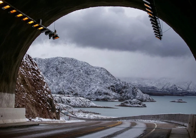 Dique Potrerillos con las primeras capas de nieve encima. (deturismo.ar).webp