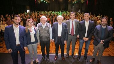 EQUIPO. Lavagna, sobre el escenario, con sus principales referentes..