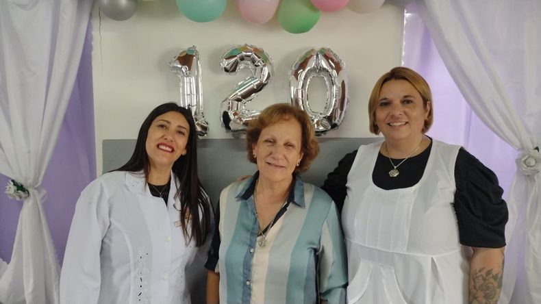 La directora Stella Castiglioni y la vice María Laura Gamero junto a Florinda Darget, hija de la exdirectora Matilde Haiek.