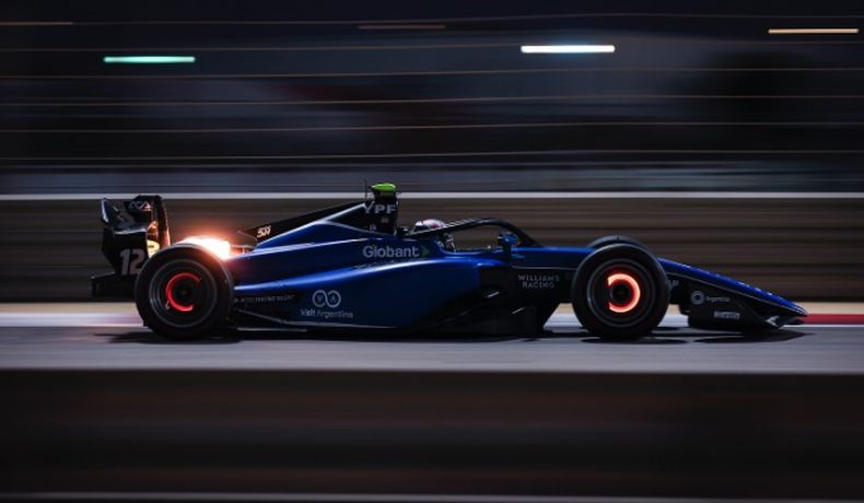 Franco Colapinto acelerando en el cierre de la pretemporada en Bahrein.