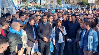 “PATONETA”. Burrich arrancó la campaña para recorrer el país en motorhome.
