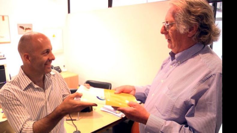 ENCUENTRO. Cytrynblum entregó a Ducoté la carpeta con los proyectos..