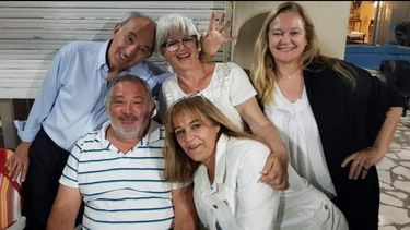 FAMILIA. Martha Piccolo junto a Tono Aon y sus tres hijos: Germán, Silvia y Cristina.