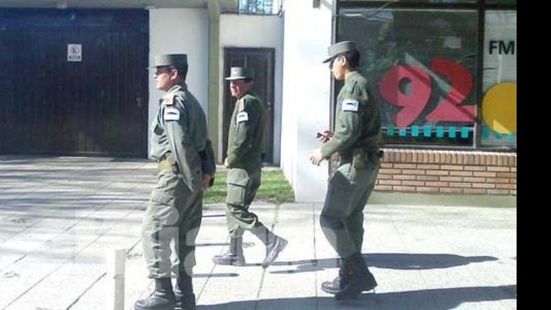 Un grupo de gendarmes, ayer por la mañana, en su recorrida por Pilar..