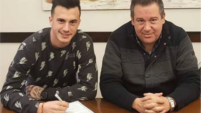 GANCHO. Augusto Lotti firmando su acuerdo con el Decano..