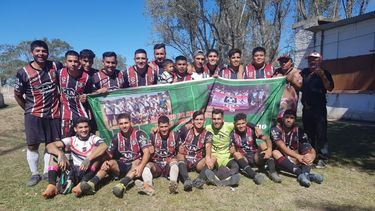 CAMPEONES. El plantel de Los Caprichosos, que se consagró en Pergamino.