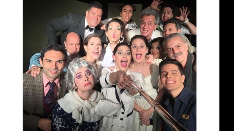 TEATREROS. Rozza Orzuzza repuso este fin de semana la obra “Sí, acepto”, en el Lope de Vega. En la foto, el elenco luego de la función del viernes, con un condimento especial: la visita del autor de la pieza, Roberto Maiocco. La semana próxima reponen “¿Estás ahí?”, de Javier Daulte, en la misma sala..
