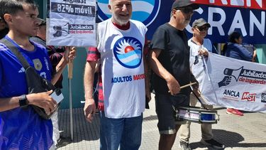 Néstor Sito (centro), uno de los organizadores de la protesta en PAMI Pilar.
