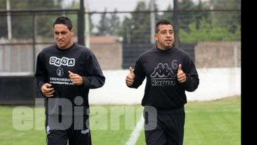 Ruiz (der.) se resintió de su lesión y lo esperarán hasta último momento..