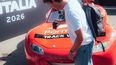 Colapinto infraganti: volcó su termo junto al Rayo McQueen.