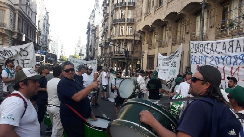 BOMBOS. La protesta ayer, frente al Ministerio de Producción..