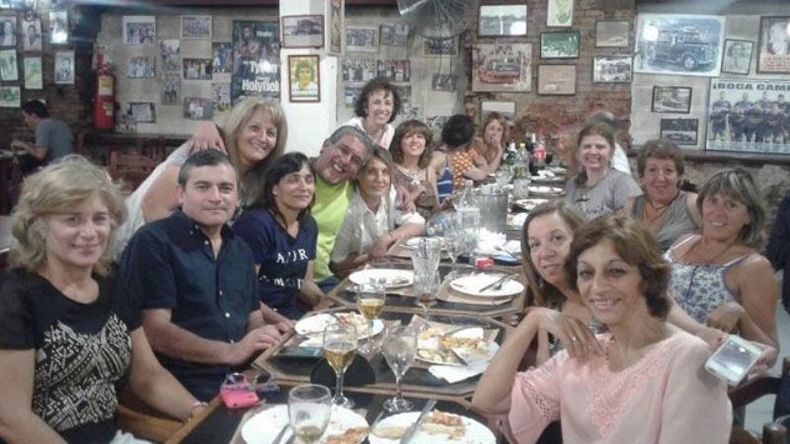 EGRESADOS 1980. Los egresados del Colegio Tratado del Pilar, (Oficial) Promoción 1980, celebraron la finalización del año en Pizza Rolo. Los presentes en la foto son: Inés Sily, Daniel Castro, Mónica Ceccati, Patricia Duhau, Julio Berute, Gabriela Piccolo, Mónica Pan, Mónica Marchesse, Mirta Merlez, Marisa Davicino y Alicia Assis. Del otro lado: Stella Fraquelli, Viviana Funes, María Oyhanart, Marta Zunino, Verónica Bornes y Daniel Olguín. Brillante noche de compañeros de la secundaria, recordando anécdotas..