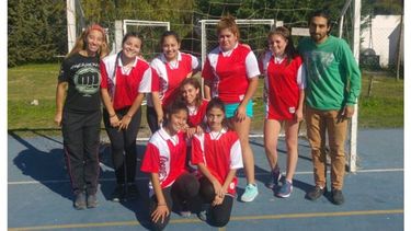 SUB 16. Las chicas de la Escuela Comunitaria sonríen tras clasificarse..