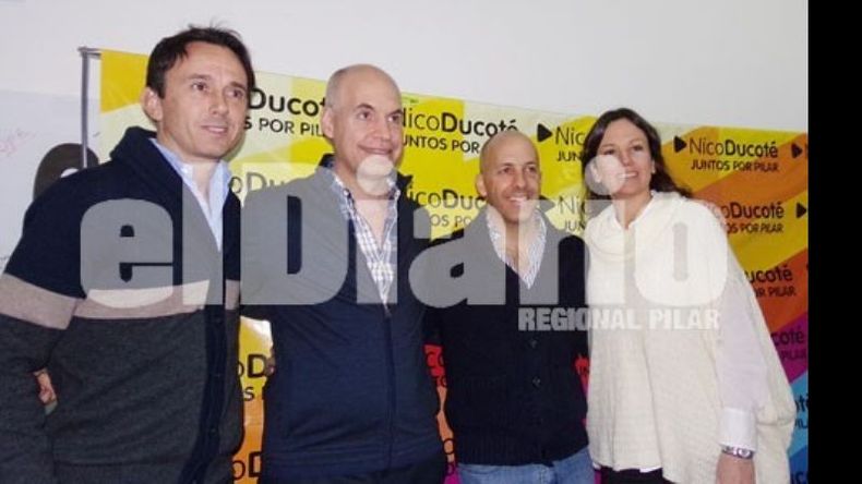 VISITAS. Ducoté y Neuspiller, con los funcionarios porteños que llegaron para apoyarlos..