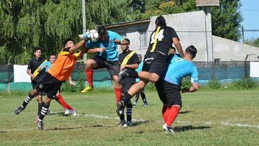 EL ROJO. Lastra gana de cabeza frente al arquero; el delantero metió 4 goles. .