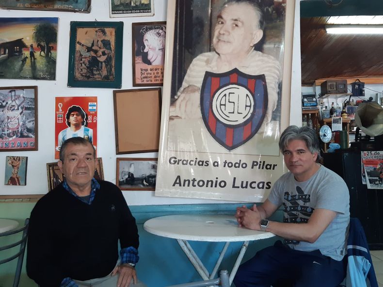 GENERACIONES. Tito y Cándido Lucas con el afiche que recuerda a Antonio, fundador de El Laucha.