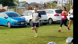 CUIDADO CON EL PERRO. Ducoté, en la largada de una carrera, el domingo..