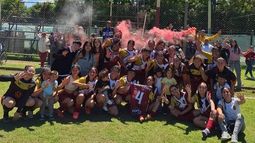FESTEJO. Las chicas de Monterrey celebran la victoria en el clásico derquino.