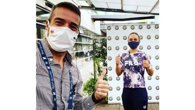 l pilarense Diego Gómez, quien trabaja en la Federación Internacional de Tenis, junto a Nadia Podoroska, quien está teniendo la mejor semana de su carrera al llegar a la 3ra ronda de Roland Garros. Dos argentinos muy, muy felices -posteó Diego-. Una hizo todo el trabajo (Podoroska, de la qualy a la R3), y el otro... bueno, solo sacó la selfie..