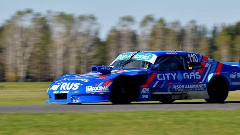 PRIMERO. El Chevrolet de Diego Azar marcó el rumbo del viernes en La Plata..