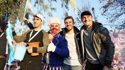 ANIMADORES. Díaz, Cerro y Pillud, junto al payaso que animó la fiesta..
