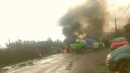 BARRIO A OSCURAS Y PIQUETE. Vecinos del barrio Pinazo llevaron a cabo ayer a la tarde un piquete con corte de ruta y vías en el kilómetro 42 de la Ruta 8, en reclamo por falta de luz. La protesta poco después de las 17 e interrumpieron la ruta en ambos sentidos. También avanzaron sobre las vías del ferrocarril Belgrano Norte..