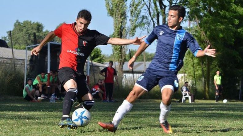 BÚSQUEDA. Joaquín Ramírez intenta superar al defensor rival; Derqui, eliminado..
