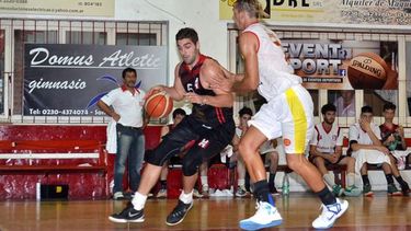 FIGURA. Gareis jugó su mejor partido en el Rancho (17 puntos y 12 rebotes) pero no fue suficiente..