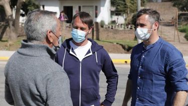 CHARLA.Achával y Laurent dialogaron con vecinos beneficiados por la obra..