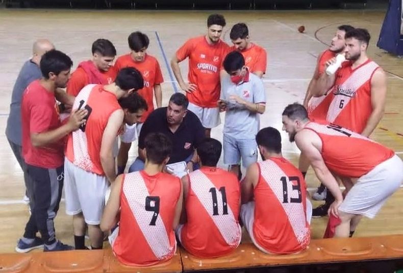 SIN DT. Silva dirigiendo al primer equipo de Sportivo Pilar.