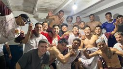 VESTUARIO GANADOR. Los jugadores de Monterrey festejan el triunfo que los dejó en la punta. VESTUARIO GANADOR. Los jugadores de Monterrey festejan el triunfo que los dejó en la punta.