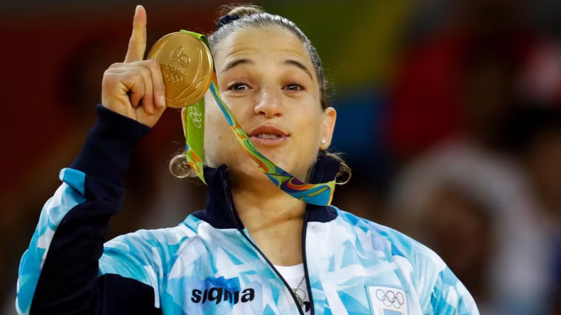 Paula Pareto con su medalla de oro en los Juegos Olímpicos de Río 2016. (AP).
